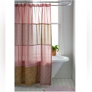 🐷 UO Natalie Shower Curtain